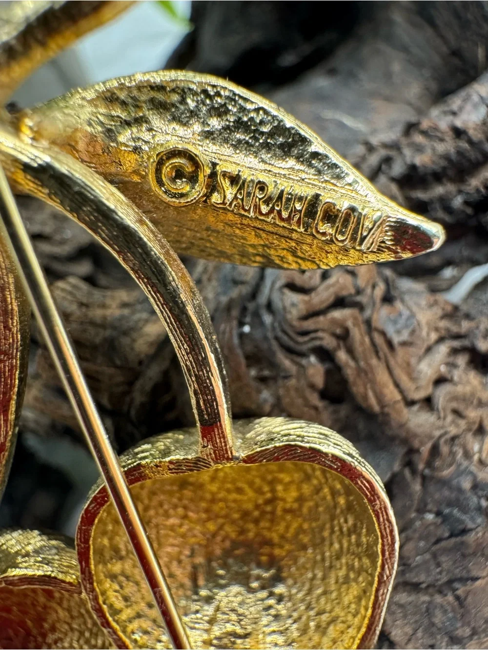 Sarah Coventry “Golden Cherries” brooch, EUC. Brushed gold tone from mid 1960’s. - Picture 5 of 5